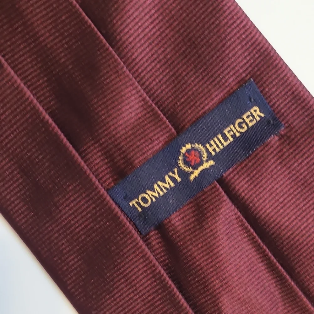 Vtg Tommy Hilfiger Italian Silk Burgundy Crest‎ Tie